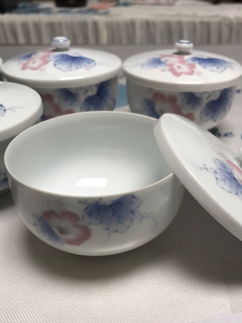 古玩陶瓷名窯名師釉中彩繪葡萄花卉紋蓋碗拍賣，當(dāng)前價格555元