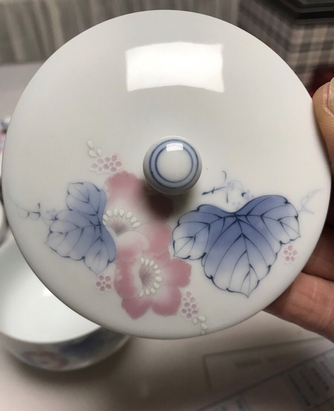 古玩陶瓷名窯名師釉中彩繪葡萄花卉紋蓋碗拍賣，當(dāng)前價格555元