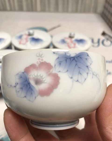 古玩陶瓷名窯名師釉中彩繪葡萄花卉紋蓋碗拍賣，當(dāng)前價格555元