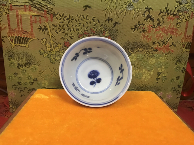古玩陶瓷清早康熙花卉“三多”壓手杯拍賣，當(dāng)前價(jià)格999元
