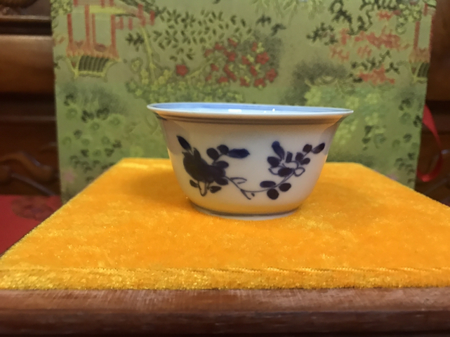古玩陶瓷清早康熙花卉“三多”壓手杯拍賣，當(dāng)前價(jià)格999元
