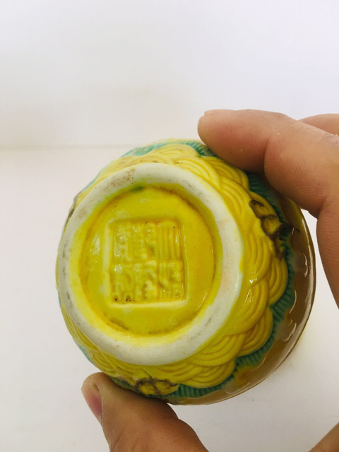 古玩陶瓷黃地三彩浮雕魚化龍紋蓋盒拍賣，當前價格4888元
