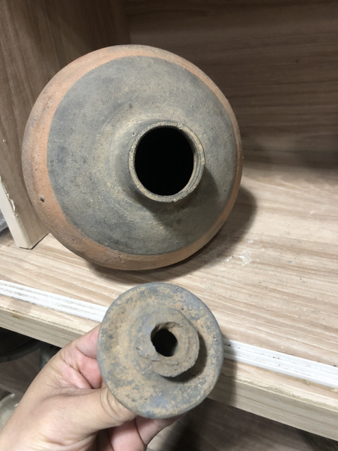 古玩陶瓷灰陶加朱瓶拍賣,當前價格588元