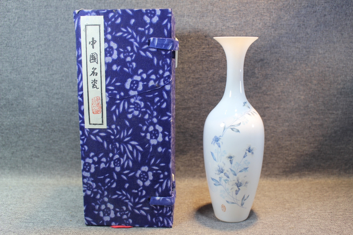 古玩陶瓷瓷質(zhì)通透-70年代精品蛋殼瓷柳葉瓶拍賣,當(dāng)前價格999元