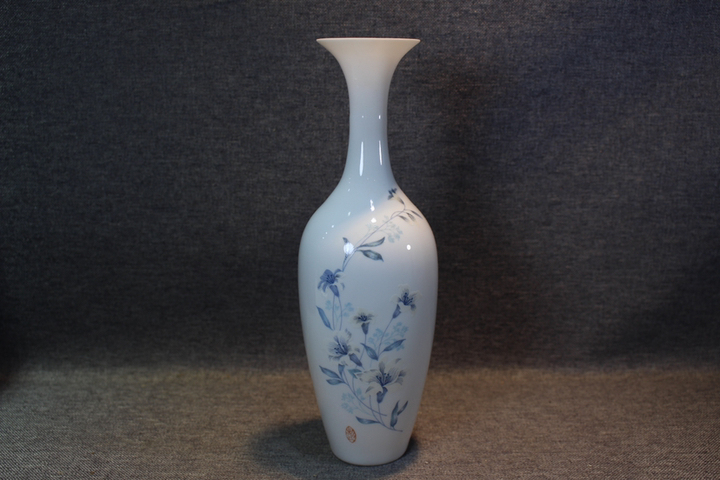 古玩陶瓷瓷質(zhì)通透-70年代精品蛋殼瓷柳葉瓶拍賣,當(dāng)前價格999元