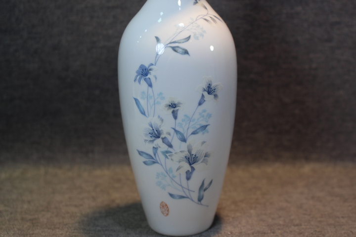 古玩陶瓷瓷質(zhì)通透-70年代精品蛋殼瓷柳葉瓶拍賣,當(dāng)前價格999元