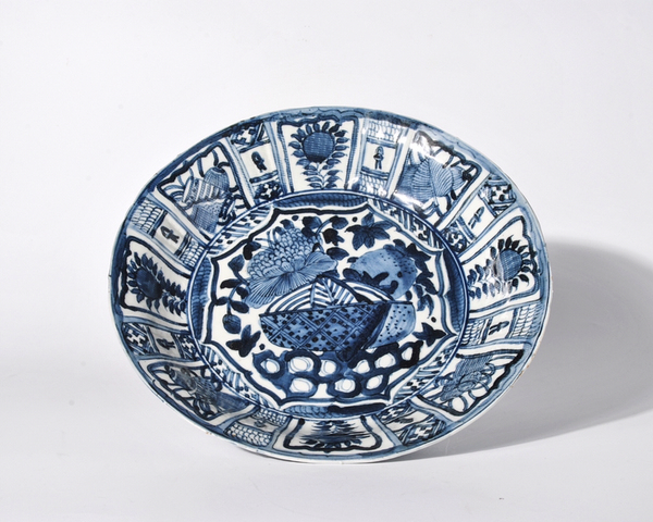 古玩陶瓷明晚期·青花折腰花口大盤拍賣,當(dāng)前價(jià)格8000元