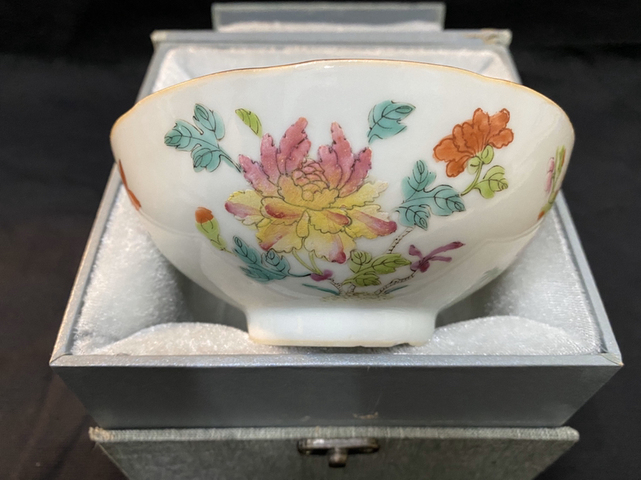 古玩陶瓷繩結(jié)紋款花卉紋粉彩碗拍賣，當(dāng)前價(jià)格1999元