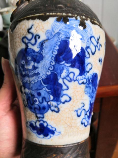 古玩陶瓷哥釉青花獅子滾繡球紋雙耳瓶拍賣,當前價格500元