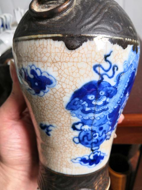 古玩陶瓷哥釉青花獅子滾繡球紋雙耳瓶拍賣,當前價格500元