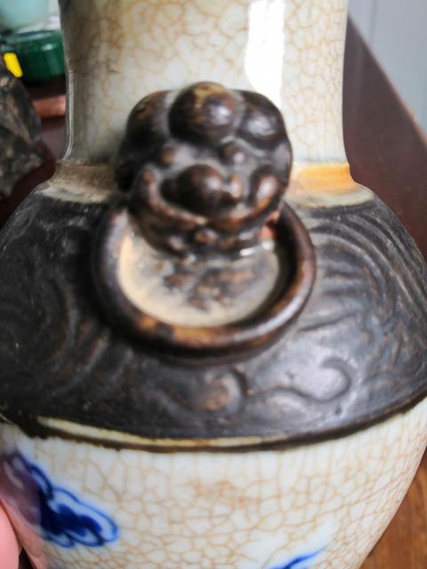古玩陶瓷哥釉青花獅子滾繡球紋雙耳瓶拍賣,當前價格500元