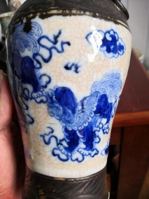 古玩陶瓷哥釉青花獅子滾繡球紋雙耳瓶拍賣,當前價格500元