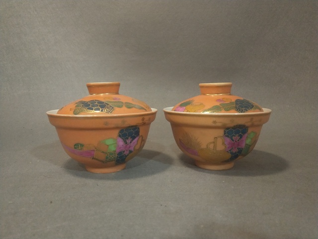 古玩陶瓷**紅地粉彩描金折沿蓋碗拍賣,當(dāng)前價(jià)格2000元