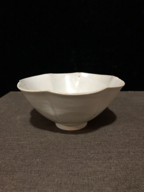 古玩陶瓷宋代白釉六瓣出筋花口碗(館藏級精品)拍賣,當前價格16800元