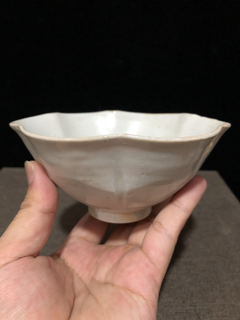 古玩陶瓷宋代白釉六瓣出筋花口碗(館藏級精品)拍賣,當前價格16800元