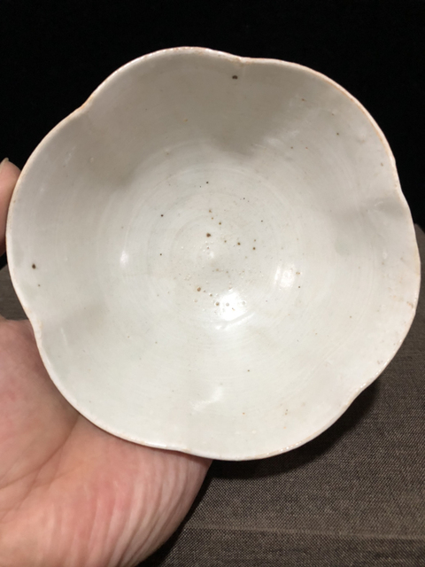 古玩陶瓷宋代白釉六瓣出筋花口碗(館藏級精品)拍賣,當前價格16800元