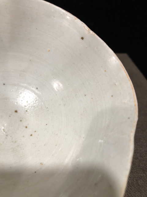 古玩陶瓷宋代白釉六瓣出筋花口碗(館藏級精品)拍賣,當前價格16800元