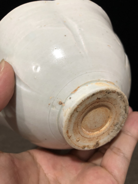 古玩陶瓷宋代白釉六瓣出筋花口碗(館藏級精品)拍賣,當前價格16800元