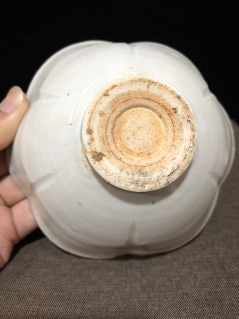 古玩陶瓷宋代白釉六瓣出筋花口碗(館藏級精品)拍賣,當前價格16800元