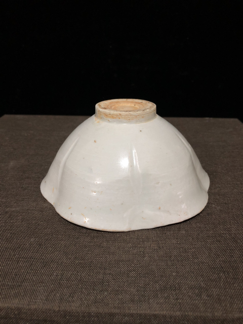 古玩陶瓷宋代白釉六瓣出筋花口碗(館藏級精品)拍賣,當前價格16800元