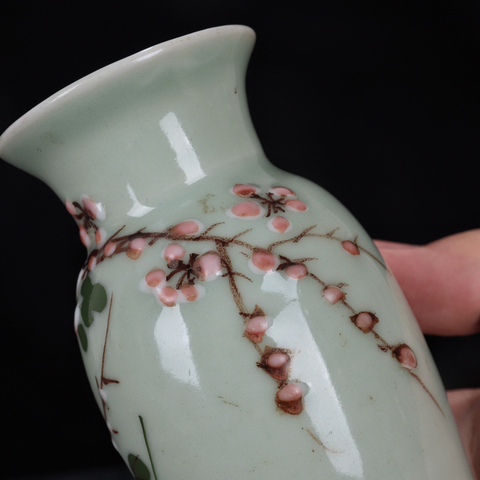 古玩陶瓷劉彭25期:晚清-豆青釉花卉紋賞瓶拍賣，當前價格2368元