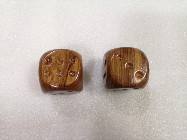 古玩雜項越黃木雕骰子拍賣,當前價格220元