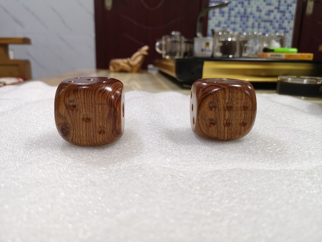 古玩雜項越黃木雕骰子拍賣,當前價格220元