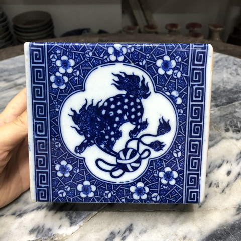 古玩陶瓷民國·青花開窗獅子繡球紋書擋真品鑒賞圖