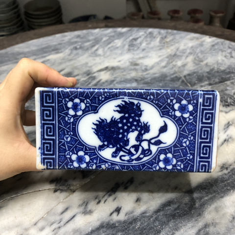 古玩陶瓷民國·青花開窗獅子繡球紋書擋真品鑒賞圖