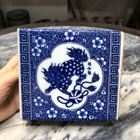 古玩陶瓷民國·青花開窗獅子繡球紋書擋真品鑒賞圖