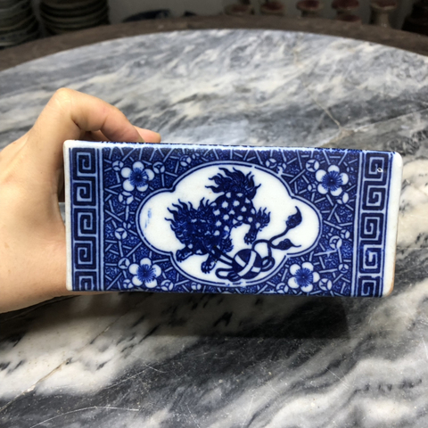 古玩陶瓷民國·青花開窗獅子繡球紋書擋真品鑒賞圖
