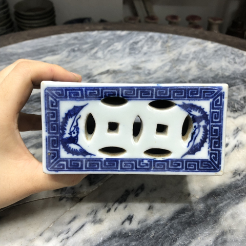 古玩陶瓷民國·青花開窗獅子繡球紋書擋真品鑒賞圖