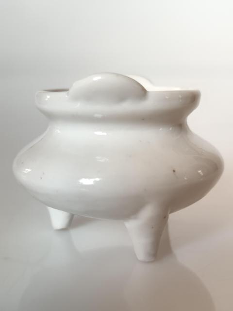 古玩陶瓷民國德化白釉雙耳三足香爐拍賣,當(dāng)前價(jià)格860元