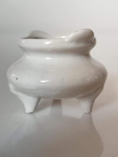 古玩陶瓷民國德化白釉雙耳三足香爐拍賣,當(dāng)前價(jià)格860元