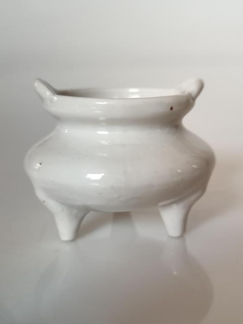 古玩陶瓷民國德化白釉雙耳三足香爐拍賣,當(dāng)前價(jià)格860元