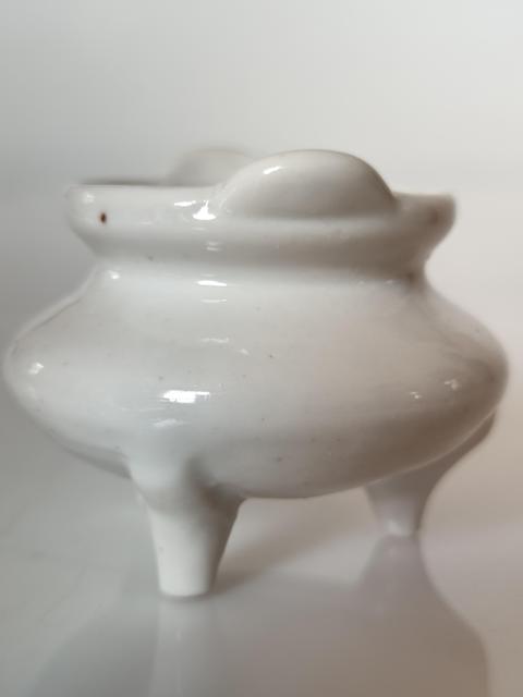 古玩陶瓷民國德化白釉雙耳三足香爐拍賣,當(dāng)前價(jià)格860元