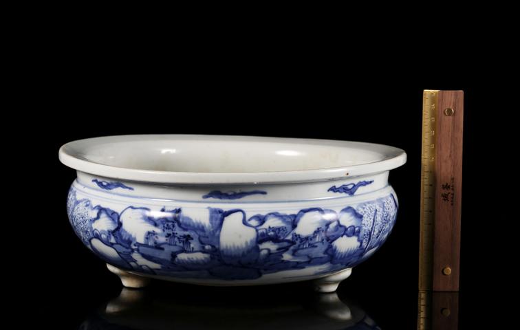域鉴古玩】清康熙·青花山水纹三足香炉拍卖价格/图片/值多少钱