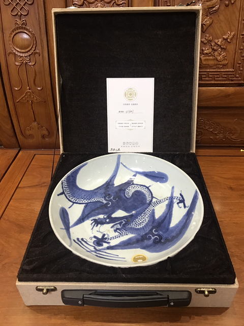 古玩陶瓷（已保真）清精品雍乾過墻龍紋青花盤拍賣，當前價格9000元