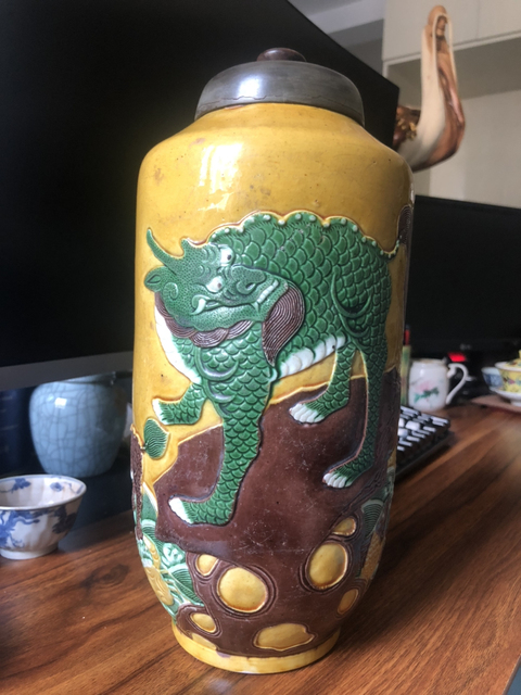 古玩陶瓷二級官窯大清乾隆年制款黃地素三彩海獸紋棒槌瓶拍賣,當前價格9999元