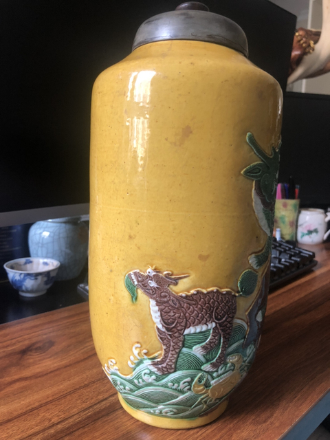 古玩陶瓷二級官窯大清乾隆年制款黃地素三彩海獸紋棒槌瓶拍賣,當前價格9999元