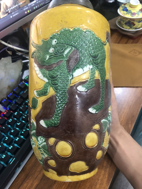 古玩陶瓷二級官窯大清乾隆年制款黃地素三彩海獸紋棒槌瓶拍賣,當前價格9999元