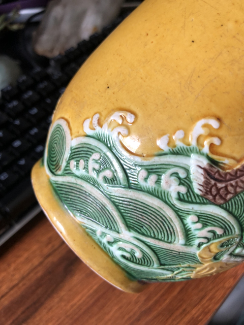 古玩陶瓷二級官窯大清乾隆年制款黃地素三彩海獸紋棒槌瓶拍賣,當前價格9999元