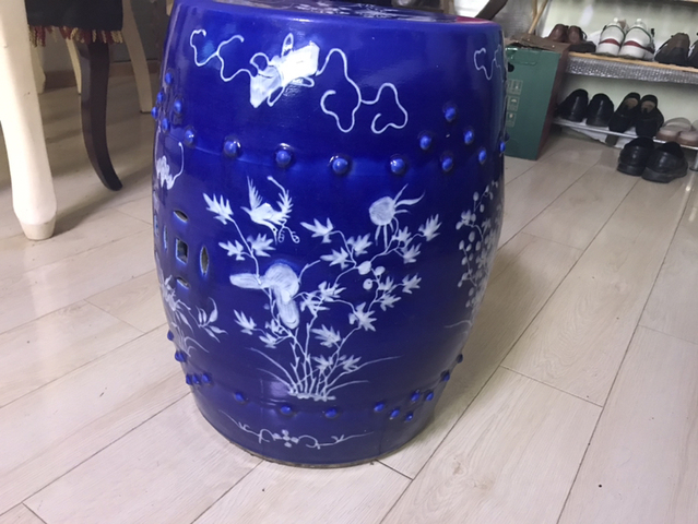 古玩陶瓷清中期 霽藍(lán)釉堆白花卉紋繡敦一對(duì)拍賣,當(dāng)前價(jià)格15000元