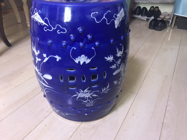 古玩陶瓷清中期 霽藍(lán)釉堆白花卉紋繡敦一對(duì)拍賣,當(dāng)前價(jià)格15000元