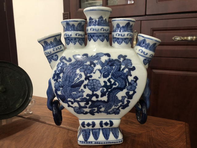 古玩陶瓷龍鳳紋青花五管瓶拍賣,當前價格299元