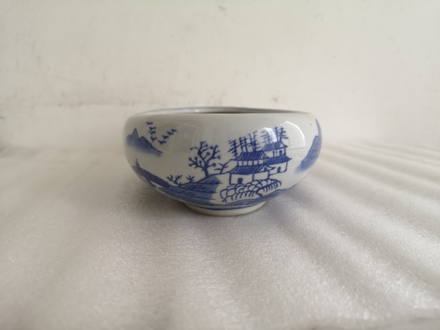 古玩陶瓷樓臺亭閣山水紋青花花盆拍賣,當前價格168元