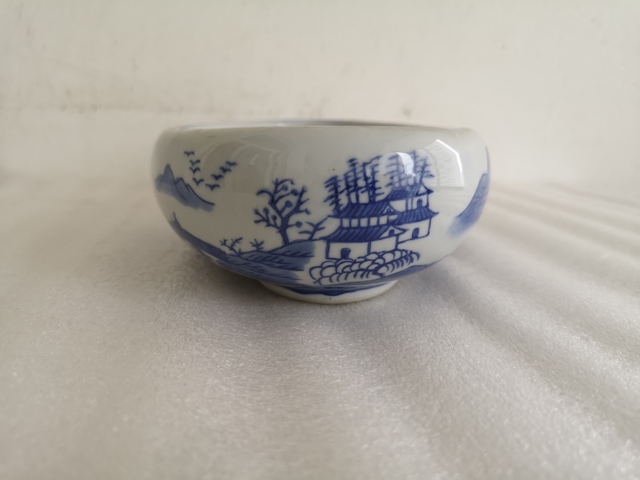古玩陶瓷樓臺亭閣山水紋青花花盆拍賣,當前價格168元