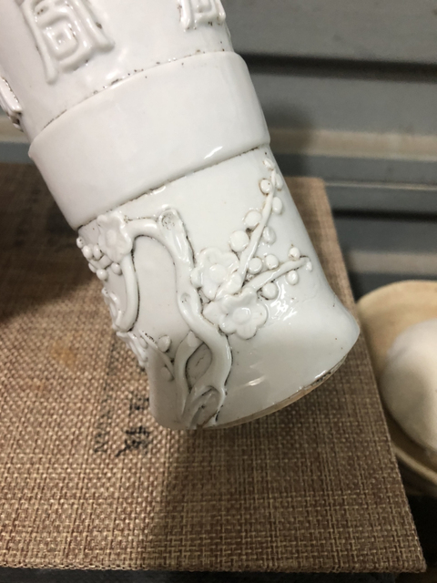 古玩陶瓷白釉梅花壽紋花觚拍賣，當前價格0元