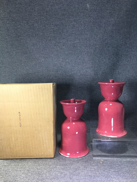 古玩陶瓷70年代精品胭脂紅釉燭臺一對,老庫存原盒子拍賣,當前價格169元