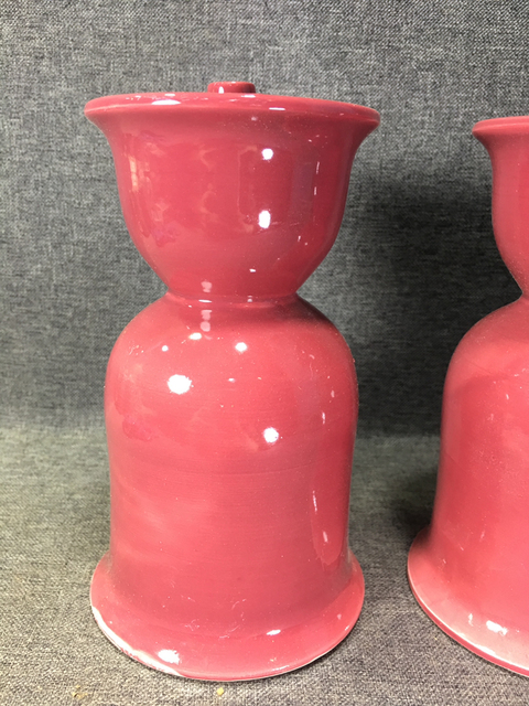 古玩陶瓷70年代精品胭脂紅釉燭臺一對,老庫存原盒子拍賣,當前價格169元